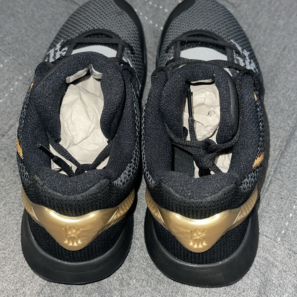 Nike KYRIE FLY TRAP ZOOM BLACK & GOLD Men’s 9.  NEVER WORN. NEW NO BOX - Picture 6 of 8